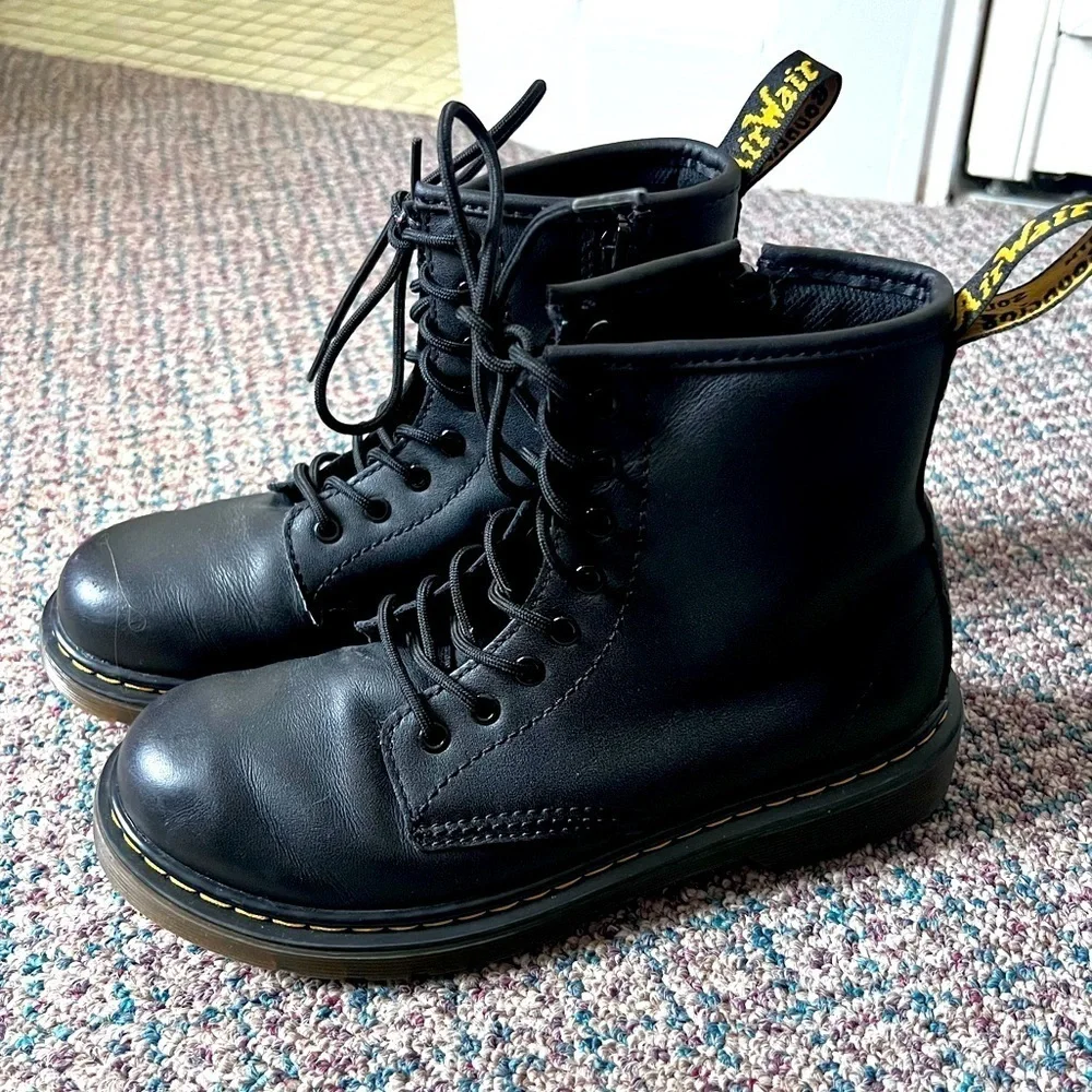 Girls black Dr.Martens sz 3 side zip